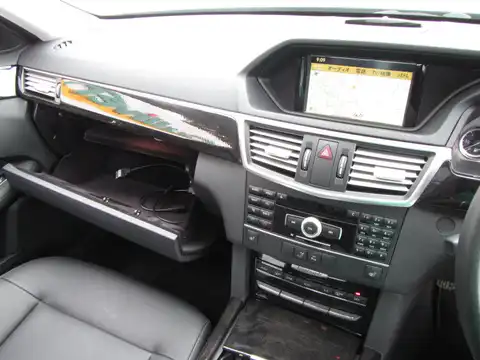 カタログ画像：Ｅクラス （E-CLASS） Ｅ３００ アバンギャルド 2010年8月 DBA-212054C 3000cc ブラック（Ｓ）orオブシディアンブラック（Ｍ） 燃費9.6km / l 内装