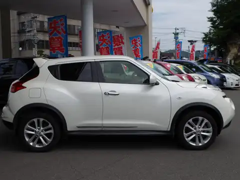 カタログ画像：ジューク （JUKE） １６ＧＴ ＦＯＵＲ タイプＶ 2013年8月 CBA-NF15 1600cc ブリリアントホワイトパール（３Ｐ） 燃費12.6km / l 外装