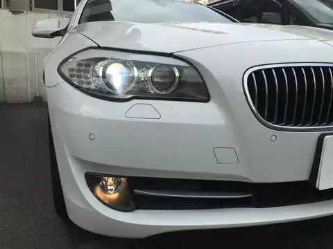 カタログ画像：５シリーズ （5 SERIES） ５２８ｉツーリング 2010年9月 DBA-MU30 3000cc アルピン・ホワイトⅢ 燃費10.0km / l 外装