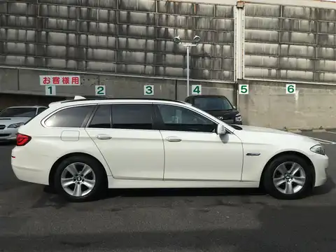 カタログ画像：５シリーズ （5 SERIES） ５２８ｉツーリング 2010年9月 DBA-MU30 3000cc アルピン・ホワイトⅢ 燃費10.0km / l 外装