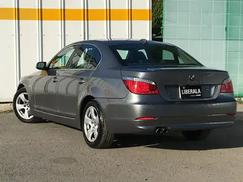 カタログ画像：５シリーズ （5 SERIES） ５２５ｉ 2007年6月 ABA-NU25 2500cc スペース・グレーメタリックorプラチナ・グレーメタリック 燃費8.8km / l バック