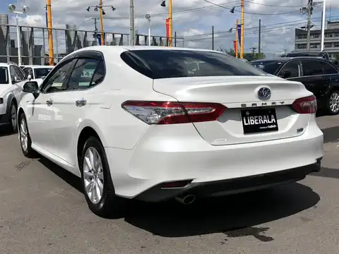 カタログ画像：カムリ （CAMRY） Ｇ 2017年7月 DAA-AXVH70 2500cc プラチナホワイトパールマイカ 燃費28.4km / l バック