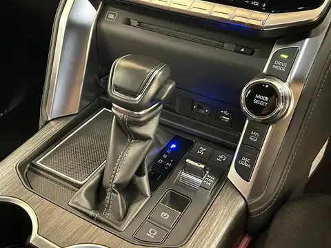 カタログ画像：ランドクルーザー （LAND CRUISER） ＧＲスポーツ 2021年8月 3BA-VJA300W 3500cc プレシャスホワイトパール 燃費7.9km / l 内装
