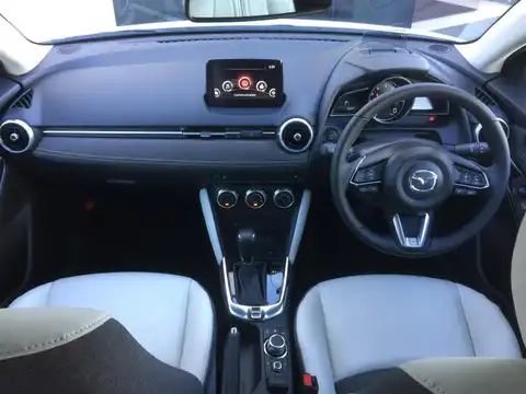 カタログ画像：ＭＡＺＤＡ２ （MAZDA2） １５Ｓ ホワイト コンフォート 2021年6月 5BA-DJLFS 1500cc スノーフレイクホワイトパールマイカ 燃費20.3km / l 内装