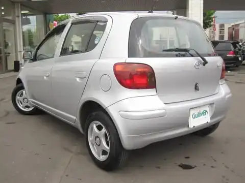 カタログ画像：ヴィッツ （VITZ） Ｂ 2002年12月 UA-SCP10 1000cc シルバーマイカメタリック 燃費19.6km / l バック