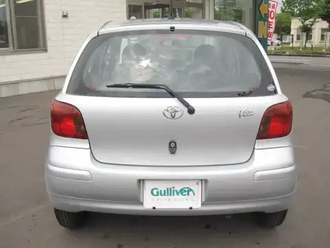 カタログ画像：ヴィッツ （VITZ） Ｆ Ｌパッケージ 2002年12月 UA-NCP15 1300cc シルバーマイカメタリック 燃費16.6km / l バック