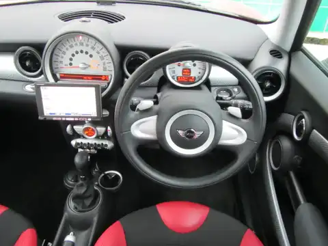 カタログ画像：ＭＩＮＩ （MINI） クーパーＳ 2007年2月 ABA-MF16S 1600cc チリ・レッド（ソリッド） 燃費12.6km / l 内装