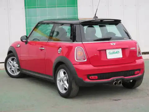 カタログ画像：ＭＩＮＩ （MINI） クーパーＳ 2007年2月 ABA-MF16S 1600cc チリ・レッド（ソリッド） 燃費12.6km / l バック