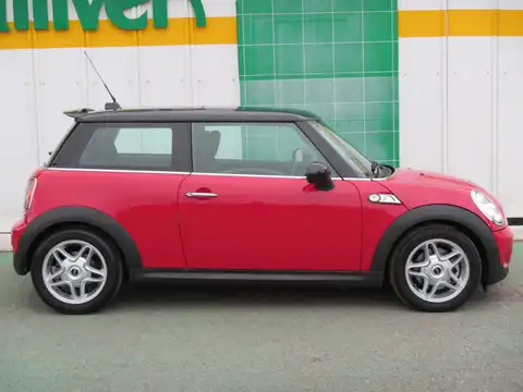 カタログ画像：ＭＩＮＩ （MINI） クーパーＳ 2007年2月 ABA-MF16S 1600cc チリ・レッド（ソリッド） 燃費12.6km / l 外装