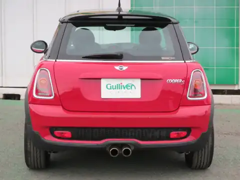 カタログ画像：ＭＩＮＩ （MINI） クーパーＳ 2007年2月 ABA-MF16S 1600cc チリ・レッド（ソリッド） 燃費12.6km / l バック