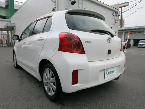 カタログ画像：ヴィッツ （VITZ） ＲＳ 2008年9月 DBA-NCP91 1500cc ホワイト 燃費17.6km / l バック