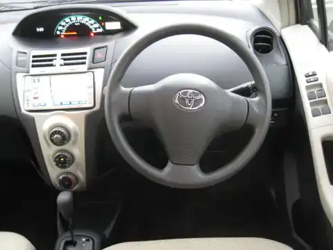 カタログ画像：ヴィッツ （VITZ） Ｆ アドバンスドエディション 2007年1月 DBA-SCP90 1300cc ライトグリーンメタリック 燃費19.6km / l 内装