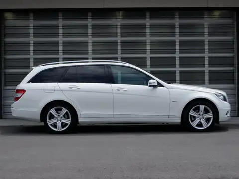 カタログ画像：Ｃクラスステーションワゴン （C-CLASS STATIONWAGON） Ｃ２００ ＣＧＩブルーエフィシェンシー ステーションワゴン アバンギャルド スペシャルエディション 2010年2月 DBA-204248 1800cc カルサイトホワイト 燃費11.6km / l 外装