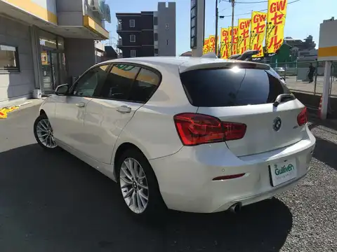 カタログ画像：１シリーズ （1 SERIES） １１８ｉ ファッショニスタ 2015年9月 DBA-1R15 1500cc ミネラル・ホワイト（メタリック・カラー） 燃費18.1km / l バック