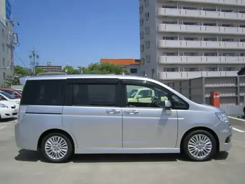 カタログ画像：ステップワゴンスパーダ （STEPWAGON SPADA） Ｚ ＨＤＤナビエディション 2011年8月 DBA-RK5 2000cc スーパープラチナ・メタリック 燃費13.2km / l 外装