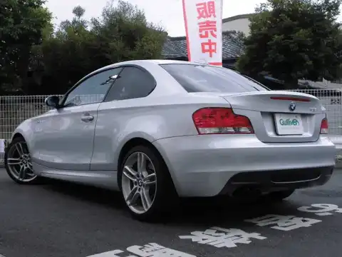 カタログ画像：１シリーズ （1 SERIES） １３５ｉ クーペ 2008年10月 ABA-UC35 3000cc チタン・シルバー（メタリック・カラー） 燃費9.4km / l バック