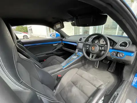 カタログ画像：７１８ケイマン （718 CAYMAN） ７１８ケイマンＧＴ４ 2022年6月 7BA-982L40 4000cc シャークブルー 内装