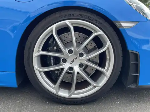 カタログ画像：７１８ケイマン （718 CAYMAN） ７１８ケイマンＧＴ４ 2022年6月 7BA-982L40 4000cc シャークブルー タイヤ