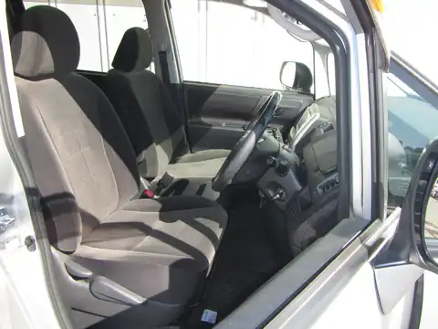 カタログ画像：ノア （NOAH） Ｘ Ｌセレクション・サイドリフトアップシート装着車 2010年4月 DBA-ZRR70G 2000cc シルバーメタリック 燃費13.6km / l 内装