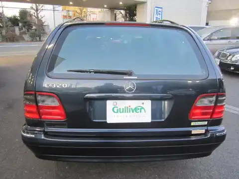 カタログ画像：Ｅクラスステーションワゴン （E-CLASS STATIONWAGON） Ｅ４３０ ステーションワゴン アバンギャルド 2001年1月 GF-210270 4300cc エメラルドブラック 燃費7.8km / l バック