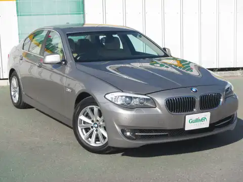 カタログ画像：５シリーズ （5 SERIES） ５２３ｉ 2011年10月 DBA-XG20 2000cc ミラノ・ベージュ（メタリック・カラー） 燃費14.2km / l メイン（その他）