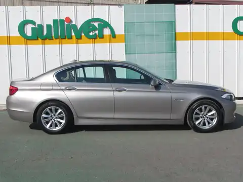 カタログ画像：５シリーズ （5 SERIES） ５２３ｉ 2011年10月 DBA-XG20 2000cc ミラノ・ベージュ（メタリック・カラー） 燃費14.2km / l 外装