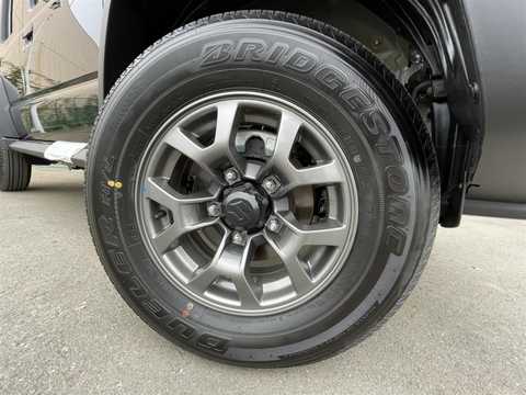 カタログ画像：ジムニーノマド （JIMNY NOMADE） ＦＣ 2025年4月 3BA-JC74W 1500cc ブルーイッシュブラックパール4 燃費13.6km / l タイヤ