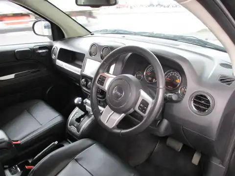 カタログ画像：ジープ・コンパス （JEEP COMPASS） リミテッド 2015年3月 ABA-MK4924 2400cc ブラッククリアコート 燃費10.7km / l 内装