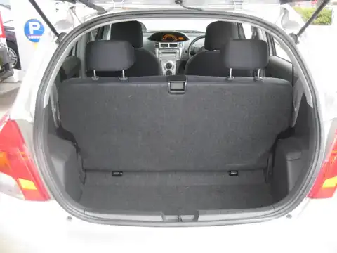 カタログ画像：ヴィッツ （VITZ） Ｂ インテリジェントパッケージ 2007年8月 DBA-KSP90 1000cc シルバーマイカメタリック 燃費24.5km / l 内装