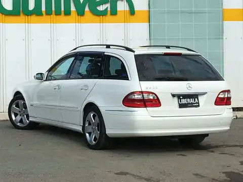 カタログ画像：Ｅクラスステーションワゴン （E-CLASS STATIONWAGON） Ｅ５００ ステーションワゴン アバンギャルド 2003年11月 GH-211270 5000cc アラバスターホワイト（Ｓ） 燃費7.0km / l バック