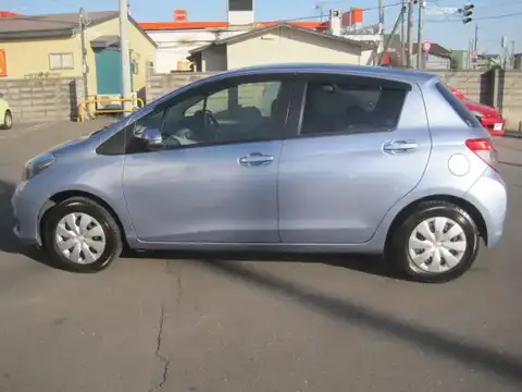 カタログ画像：ヴィッツ （VITZ） Ｆ スマートストップパッケージ 2010年12月 DBA-NSP130 1300cc ライトブルーマイカメタリック 燃費21.8km / l 外装