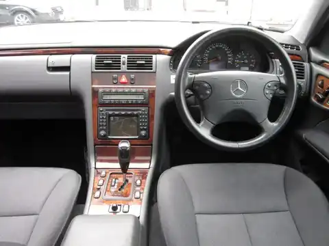 カタログ画像：Ｅクラスステーションワゴン （E-CLASS STATIONWAGON） Ｅ２４０ ステーションワゴン 2002年10月 GH-210262 2600cc 燃費8.9km / l 内装