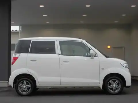 カタログ画像：ゼスト （ZEST） Ｄ 2011年2月 DBA-JE1 660cc プレミアムホワイトパール 燃費18.6km / l 外装