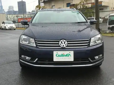 カタログ画像：パサートヴァリアント （PASSAT VARIANT） ＴＳＩハイライン ブルーモーションテクノロジー 2013年4月 DBA-3CCAX 1400cc ナイトブルーメタリック 燃費17.6km / l フロント