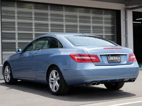 カタログ画像：Ｅクラス （E-CLASS） Ｅ３５０ クーペ 2009年7月 DBA-207356 3500cc インディゴライトブルー（Ｍ） 燃費9.1km / l バック