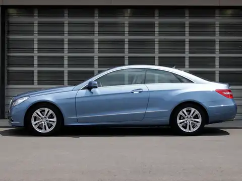 カタログ画像：Ｅクラス （E-CLASS） Ｅ３５０ クーペ 2009年7月 DBA-207356 3500cc インディゴライトブルー（Ｍ） 燃費9.1km / l 外装