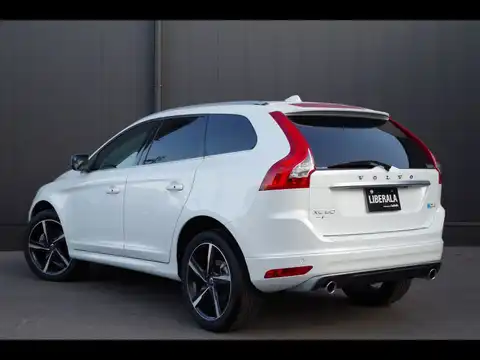 カタログ画像：ＸＣ６０ （XC60） Ｄ４ Ｒデザイン 2016年2月 LDA-DD4204TXC 2000cc アイスホワイト 燃費18.6km / l バック