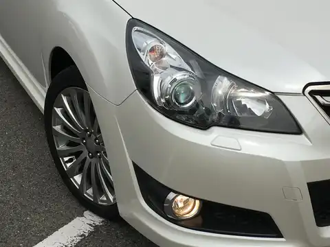 カタログ画像：レガシィツーリングワゴン （LEGACY TOURING WAGON） ２．５ｉアイサイトスポーツセレクション 2010年11月 DBA-BR9 2500cc サテンホワイト・パール 燃費12.4km / l 外装