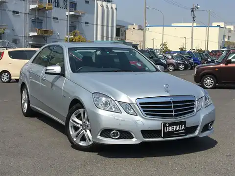 カタログ画像：Ｅクラス （E-CLASS） Ｅ３５０ ブルーテック アバンギャルド 2010年2月 LDA-212024C 3000cc パラジウムシルバー（Ｍ）orイリジウムシルバー（Ｍ） 燃費12.4km / l メイン（その他）