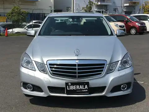 カタログ画像：Ｅクラス （E-CLASS） Ｅ３５０ ブルーテック アバンギャルド 2010年2月 LDA-212024C 3000cc パラジウムシルバー（Ｍ）orイリジウムシルバー（Ｍ） 燃費12.4km / l フロント