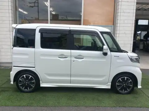 カタログ画像：スペーシアカスタム （SPACIA CUSTOM） ハイブリッドＸＳターボ 2020年8月 4AA-MK53S 660cc ピュアホワイトパールorピュアホワイトパール ブラック2トーンルーフ 燃費19.2km / l 外装