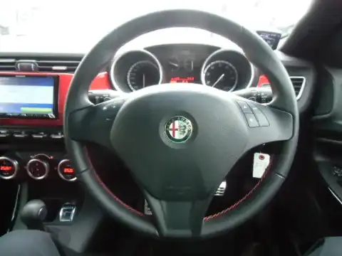 カタログ画像：ジュリエッタ （GIULIETTA） スポルティーバ 2013年3月 ABA-940141 1400cc ブラック 燃費15.6km / l 内装