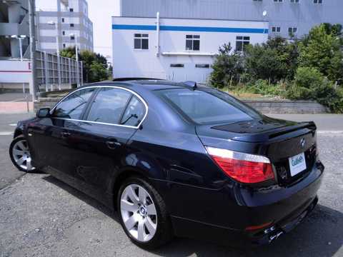 カタログ画像：５シリーズ （5 SERIES） ５４５ｉ 2004年4月 GH-NB44 4400cc オリエント・ブルーメタリック 燃費7.6km / l バック