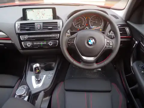 カタログ画像：１シリーズ （1 SERIES） １１８ｉ スポーツ 2015年10月 DBA-1R15 1500cc クリムゾン・レッド（ソリッド・カラー） 燃費18.1km / l 内装