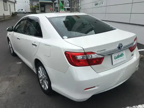 カタログ画像：カムリ （CAMRY） ハイブリッド レザーパッケージ 2013年9月 DAA-AVV50 2500cc ホワイトパールクリスタルシャイン 燃費23.4km / l バック