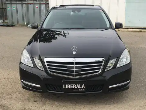 カタログ画像：Ｅクラス （E-CLASS） Ｅ３００ ブルーエフィシェンシー アバンギャルド 2011年11月 RBA-212055C 3500cc オブシディアンブラック（Ｍ） 燃費12.0km / l フロント