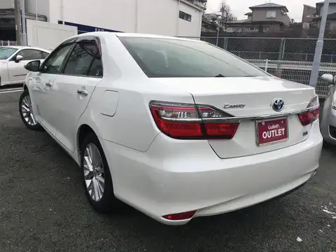 カタログ画像：カムリ （CAMRY） ハイブリッド Ｇパッケージ 2015年5月 DAA-AVV50 2500cc ホワイトパールクリスタルシャイン 燃費23.4km / l バック