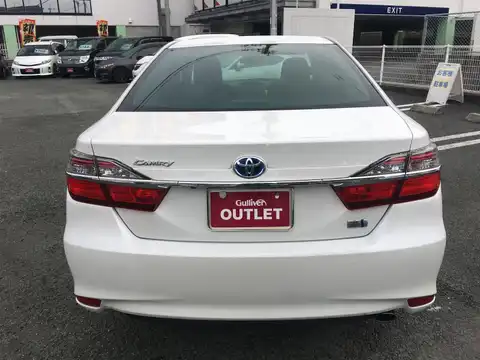 カタログ画像：カムリ （CAMRY） ハイブリッド Ｇパッケージ 2015年10月 DAA-AVV50 2500cc ホワイトパールクリスタルシャイン 燃費23.4km / l バック