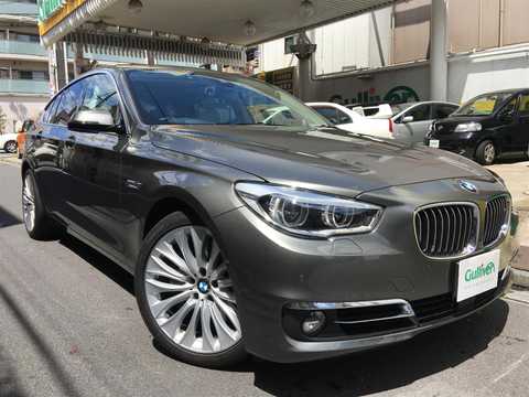 カタログ画像：５シリーズ （5 SERIES） ５５０ｉグランツーリスモ ラグジュアリー 2014年4月 CBA-SN44 4400cc カリスト・グレー（メタリック・カラー）orスペース・グレー（メタリック・カラー）orソフィスト・グレー・ブリリアント・エフェクト（メタリック・カラー） 燃費9.6km / l メイン