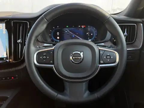 カタログ画像：ＸＣ６０ （XC60） Ｂ５ ＡＷＤ モーメンタム エアサスペンション装着車 2020年8月 5AA-UB420TXCMA 2000cc オニキスブラックメタリック 燃費11.5km / l 内装